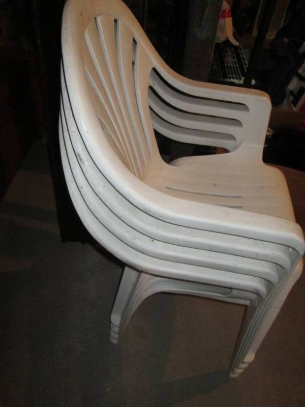 lot 67 image: 4 plastic patio chairs...
