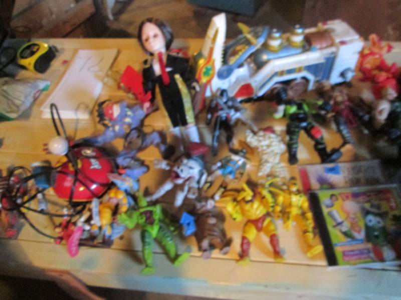 lot 71 image: Large lot of action figures and vin...