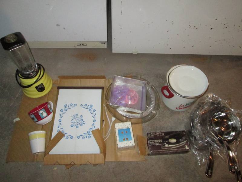 lot 86 image: Lot of kitchen items including vint...