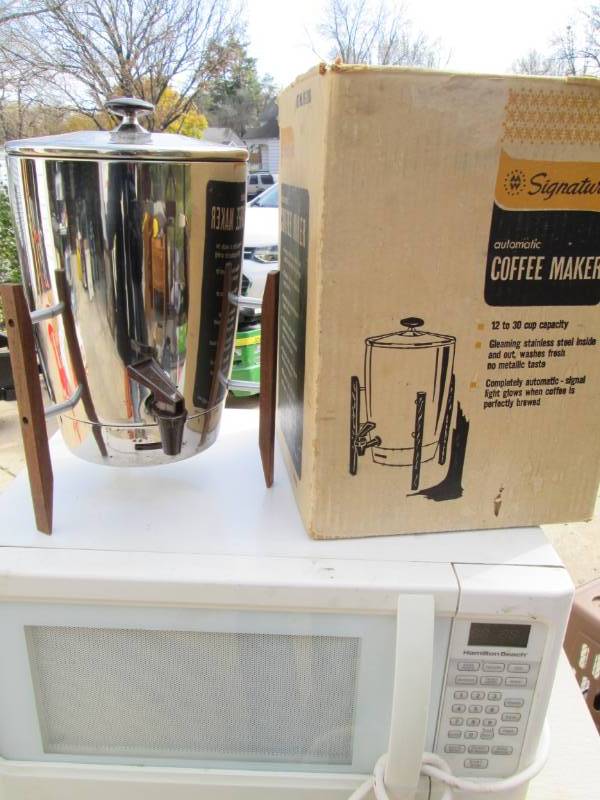 lot 98 image: Coffee Maker and microwave...