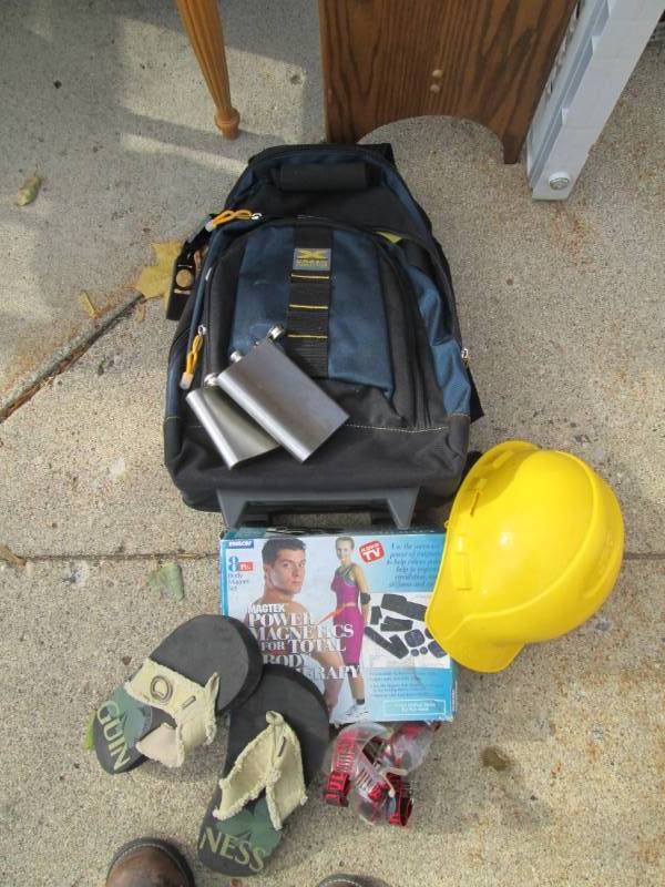 lot 99 image: Power magnetics, backpack, flasks, ...