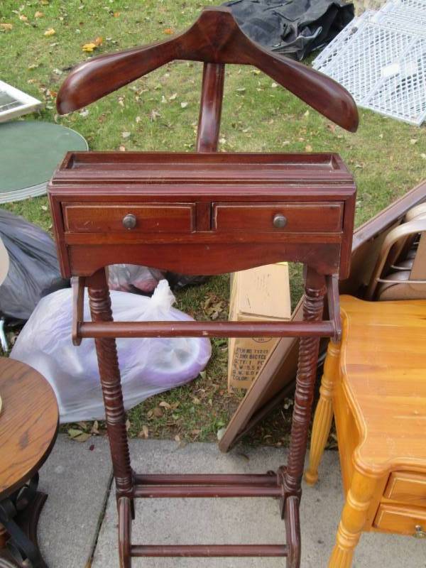 lot 118 image: Antique Clothes butler...
