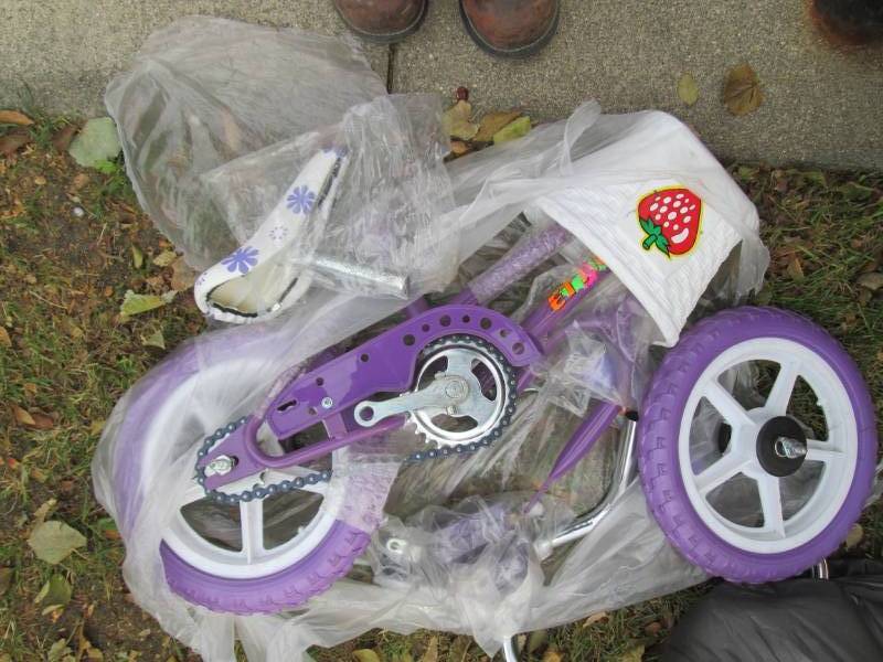 lot 155 image: Purple girls bike - Ettico...