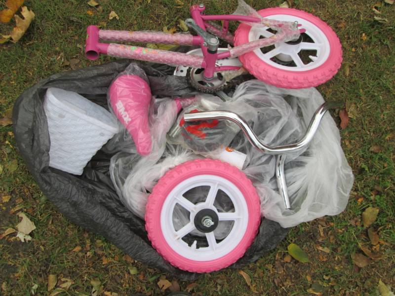 lot 156 image: Pink girls bike - Ettico...