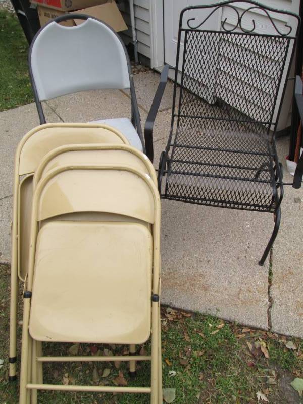 lot 163 image: Folding chairs and a patio chair...
