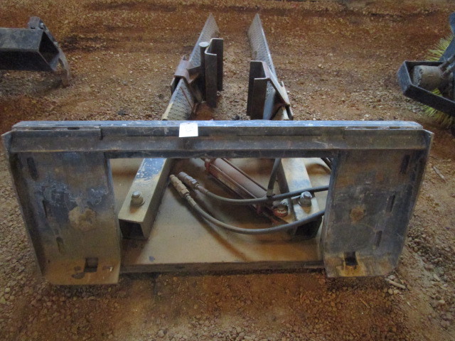lot 105 image: BOBCAT CLAMP & LIFT ATTACHMENT