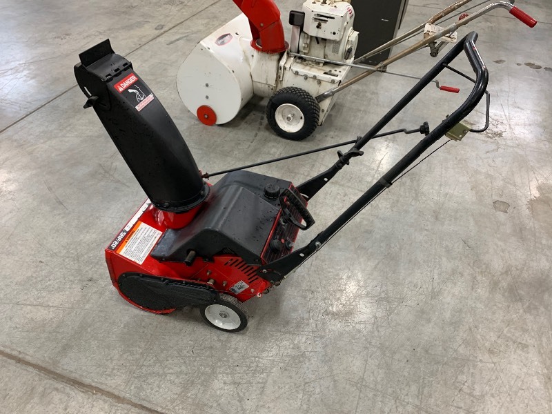 lot 10 image: SNAPPER SX5200 SNOW BLOWER