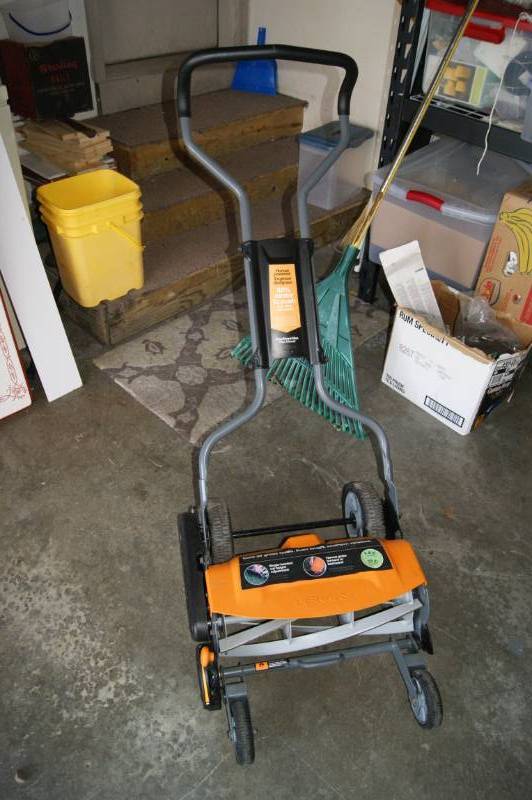 Fiskars Push Lawn Mower
