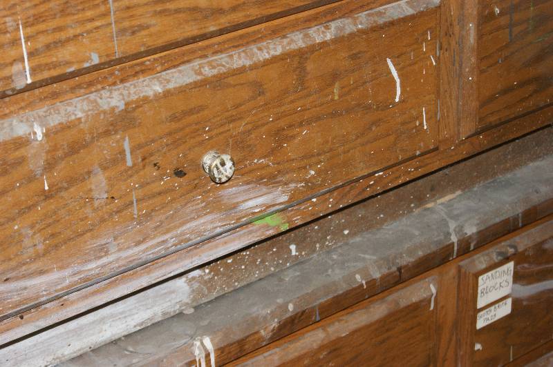 lot 019 image: Dresser full of Paint Supplies