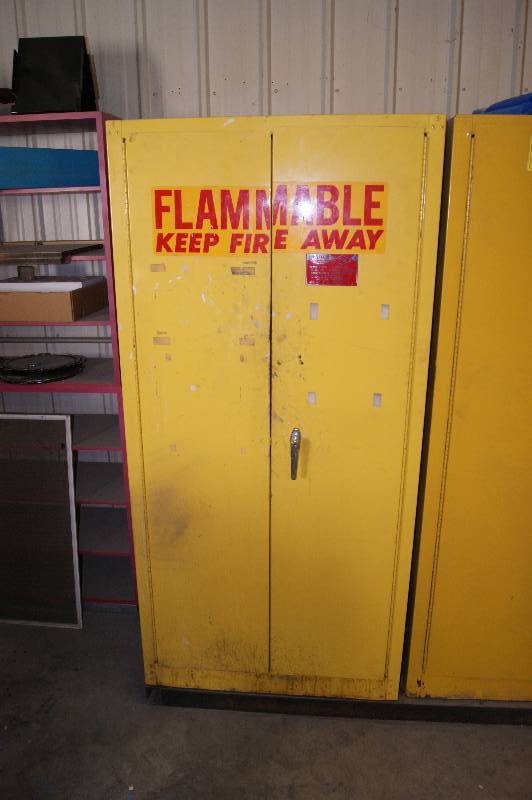 lot 020 image: Flammable Liquid Storage Cabinet and contents