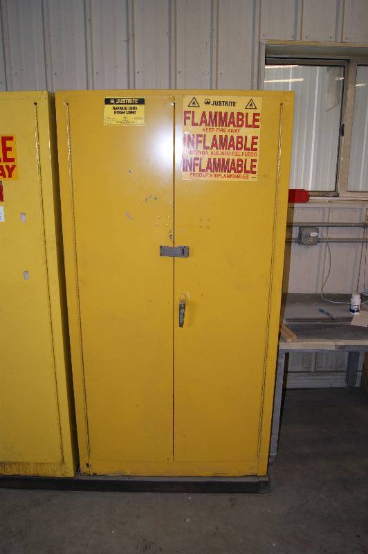 lot 021 image: Flammable Liquid Storage Cabinet and contents