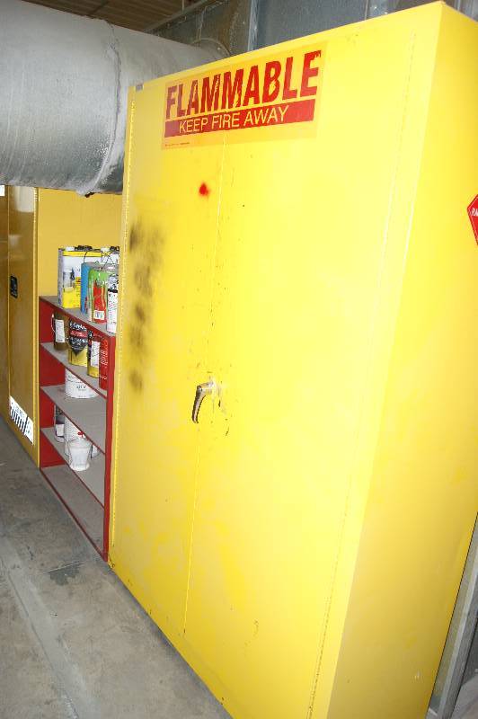 lot 023 image: Flammable Liquid Storage Cabinet and contents