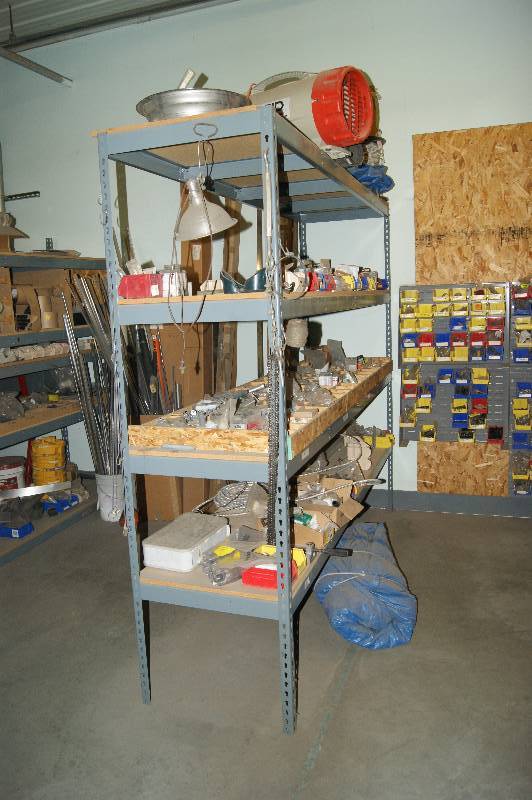 lot 039 image: Shelf and Contents