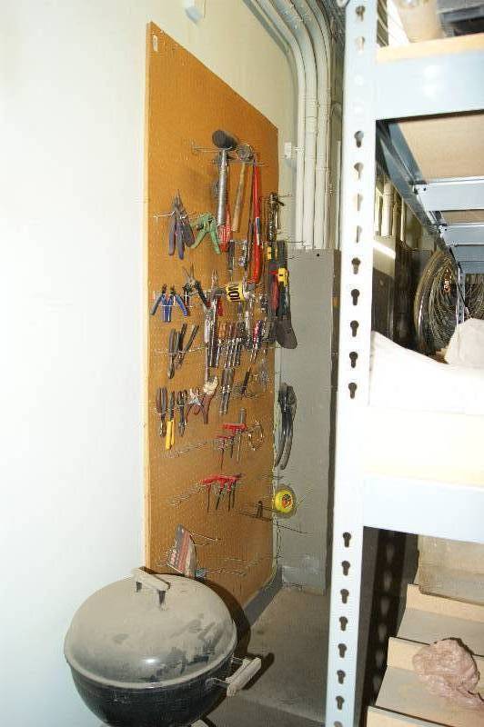 lot 043 image: Hand Tools and Grill