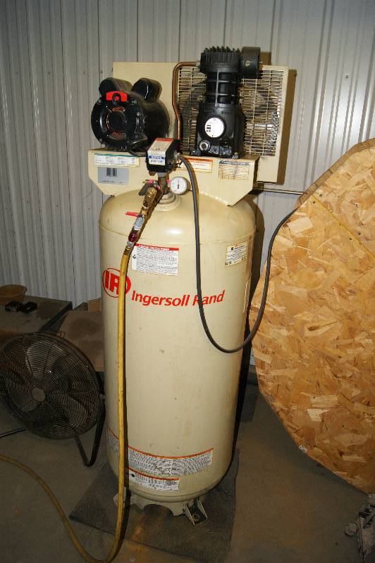 lot 055 image: 60 Gal. Air Compressor