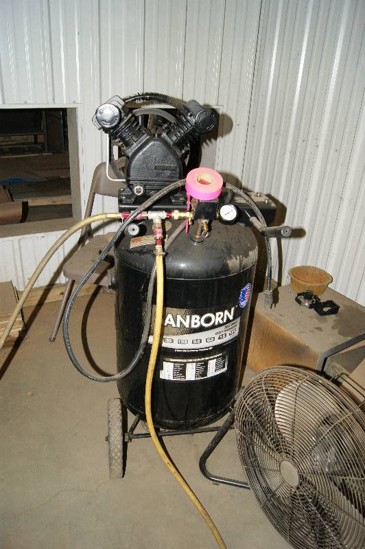 lot 056 image: 30 Gal Air Compressor
