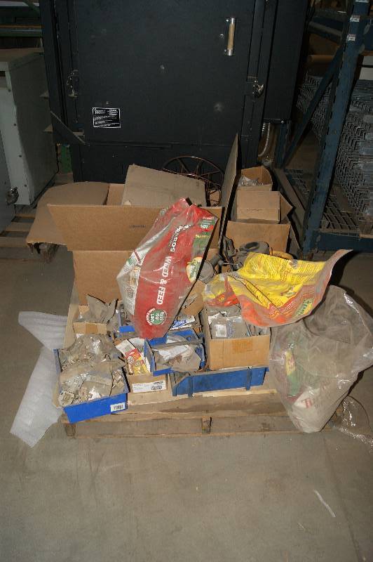 lot 064 image: Pallet of Items