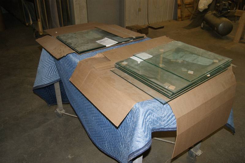 lot 113 image: Glass Pieces & Rolling Tables