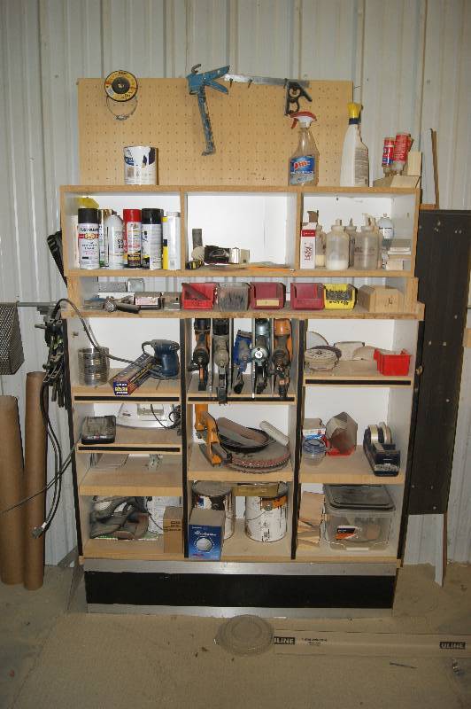 lot 117 image: Shelf and Contents - Woodworking Tools