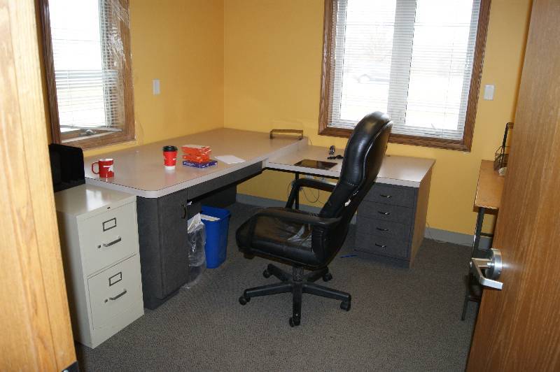 lot 195 image: Contents of Office