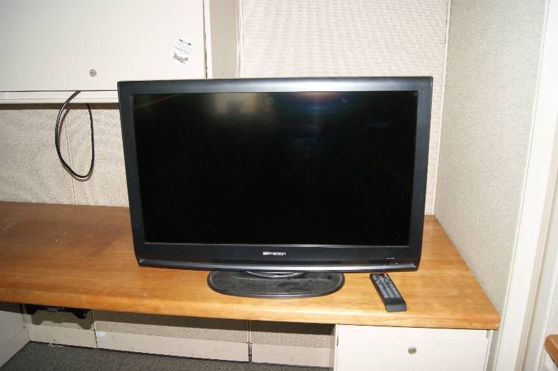 lot 200 image: 32 TV wRemote