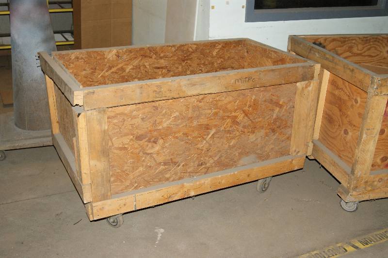 lot 274 image: Wood boxes wwheels