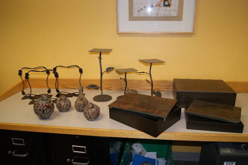 lot 242 image: Decor