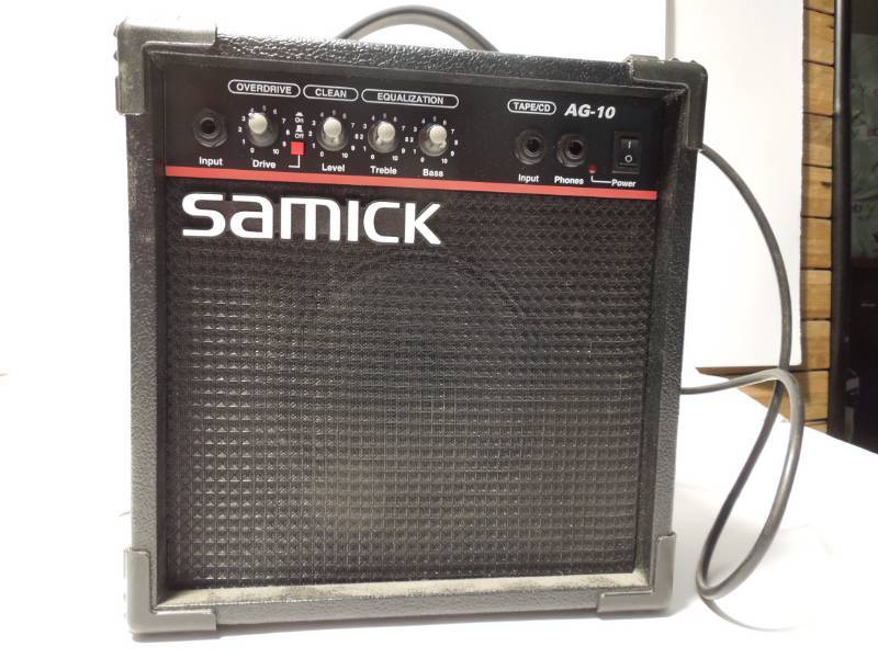 lot 6 image: Samick AG-10 Amp