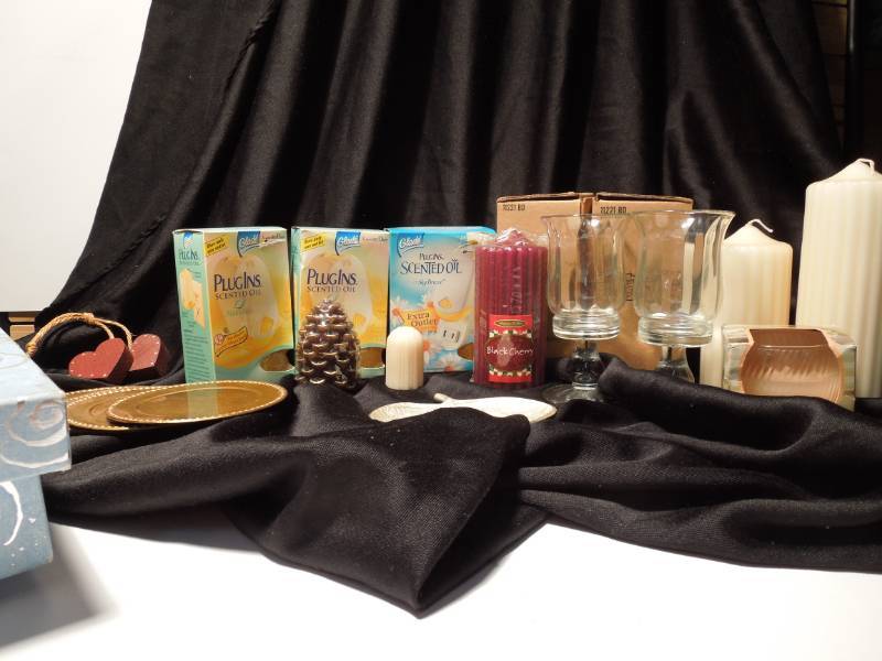 lot 32 image: Candle & Air Freshner Lot