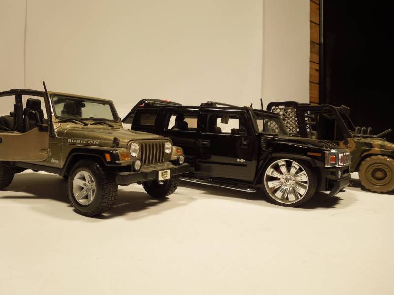 lot 21 image: Jeeps & Hummer H2