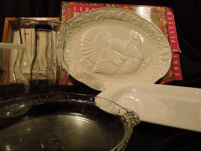 lot 35 image: Turkey Platter, Dcor, Pie Plate, Etc