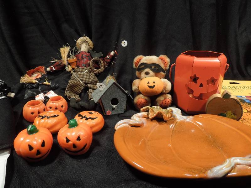 lot 17 image: Halloween Lot