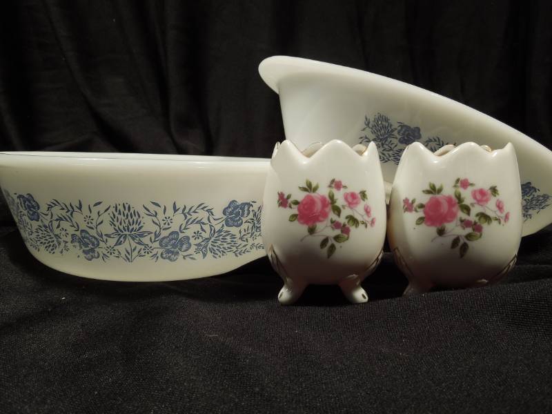 lot 36 image: GlasBake Blue Thistle Bakers and Japan Candle Eggs