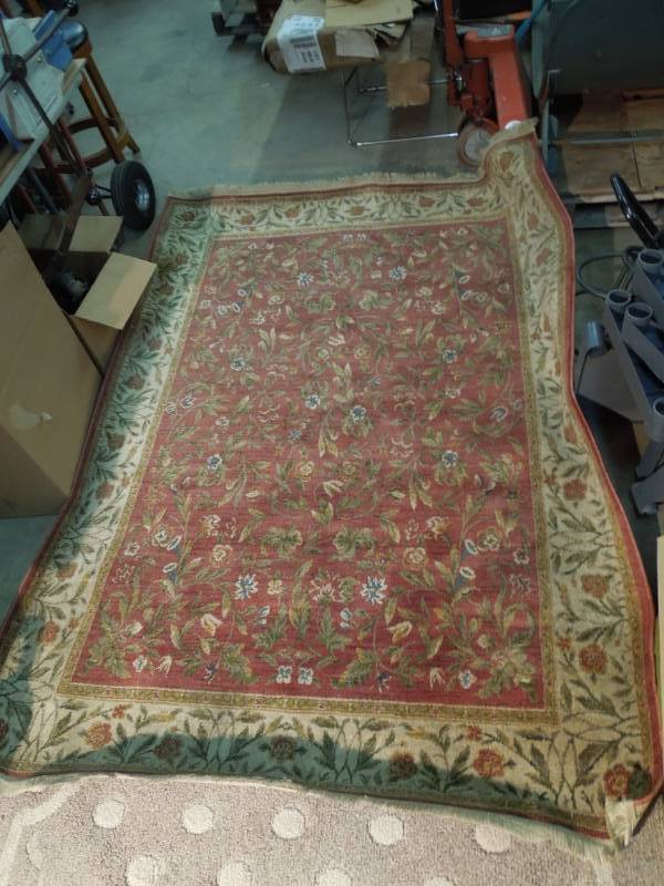 lot 101 image: Floral Rug 74 x 54