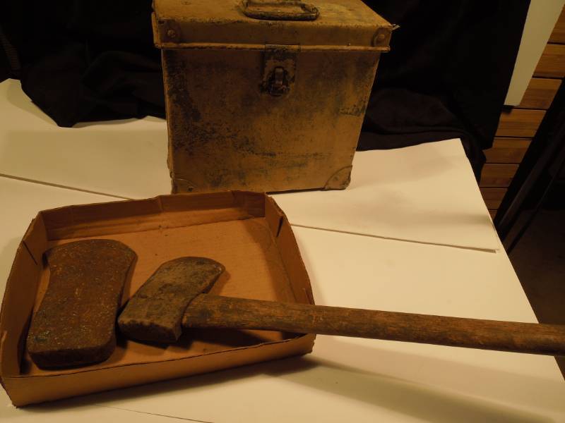 lot 43 image: Vintage Box & Ax Etc