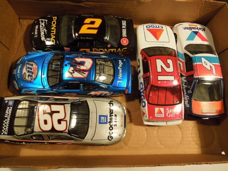 lot 69 image: Nascar Cars 5 - One with AUTOGRAPH