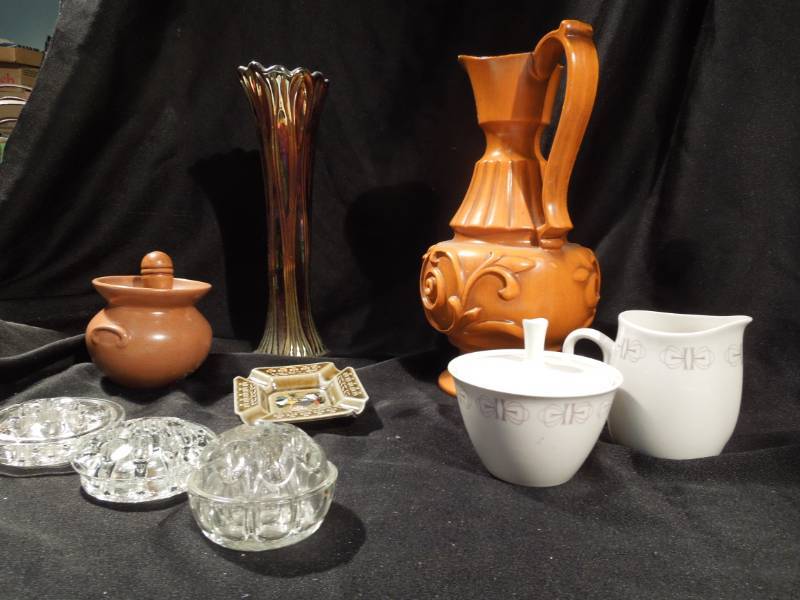 lot 71 image: Pottery and Glass Vintage Items