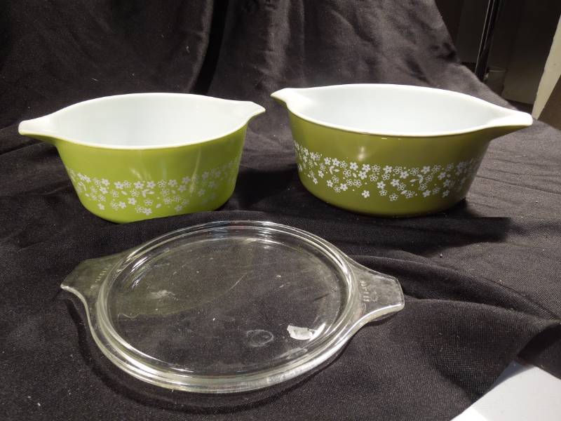 lot 104 image: Pyrex Spring BlossomCrazy Daisy Casseroles 474 & 475