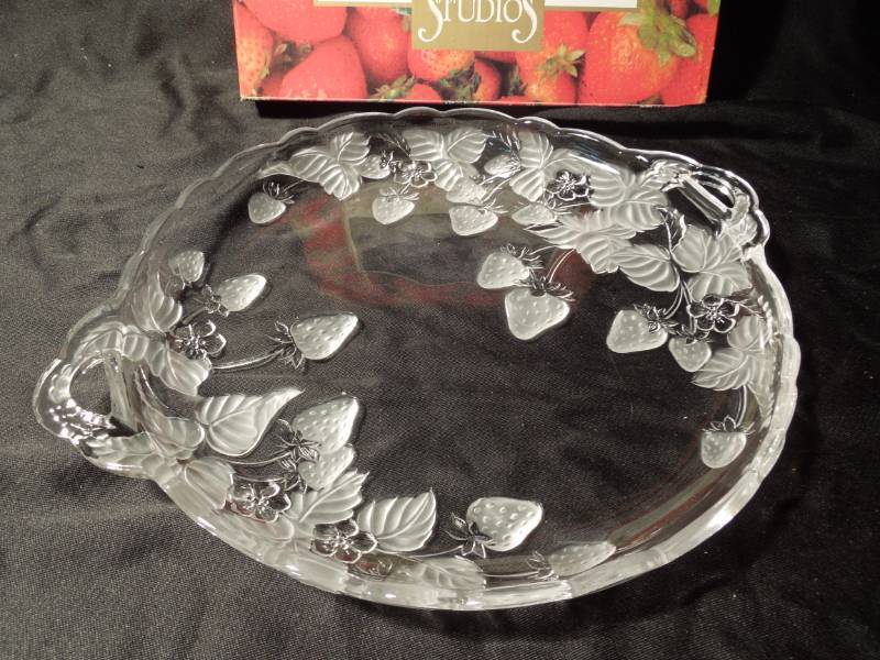 lot 91 image: 16 Frosted Glass Serving Platter