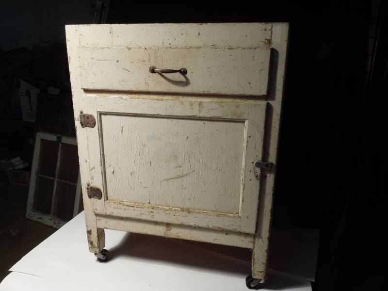 lot 95 image: Antique Cabinet