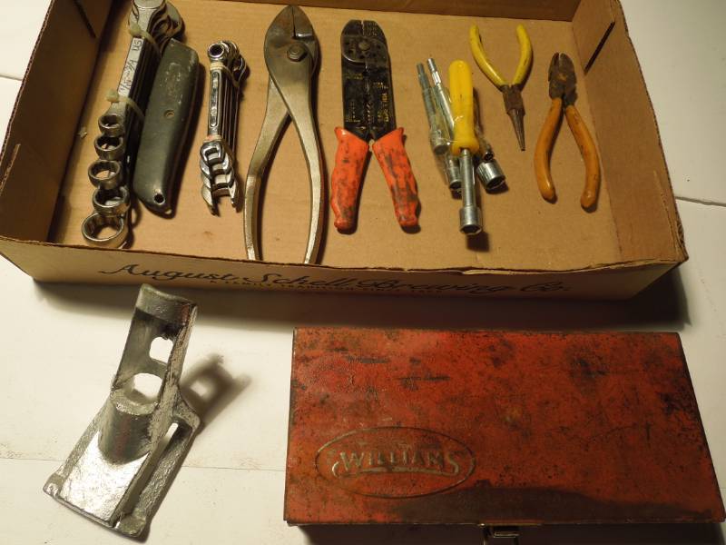 lot 99 image: Williams 38 Socket Set & Misc Tools & Flag Bracket