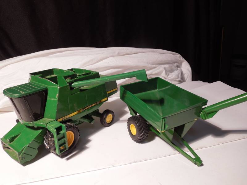 lot 115 image: 1980 Ertl Combine 9500 Stock #546 and Auger Trailer