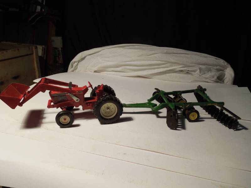 lot 116 image: Ertl Tractor, Loader, and John Deere Disk