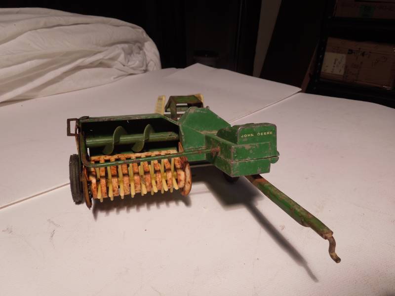 lot 117 image: John Deere Baler 1966 24T