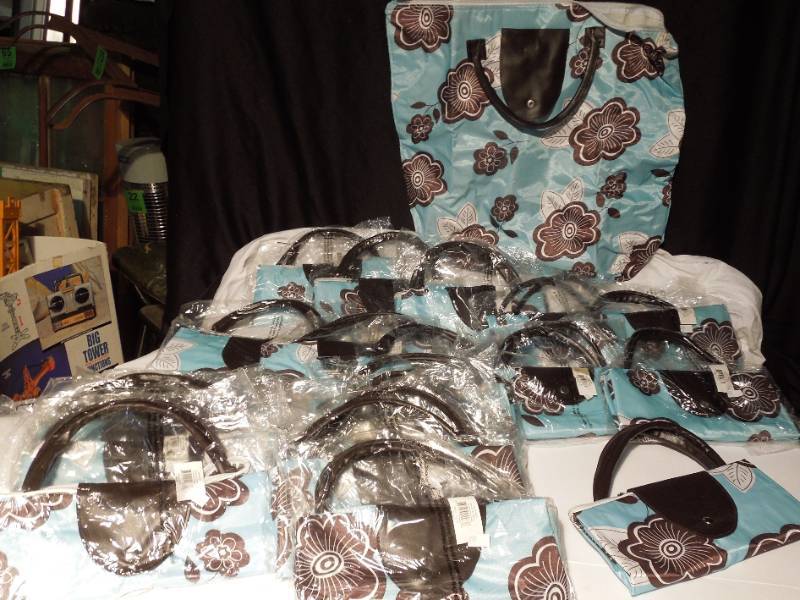 lot 121 image: 20 Convertible Fold-Up Large Tote Bags - Great for Travel
