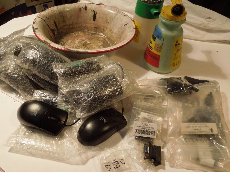 lot 147 image: 6 DVI to VGA Adapters, 10 Computer Mice, Lawn Sprayers, Enamel Bowl