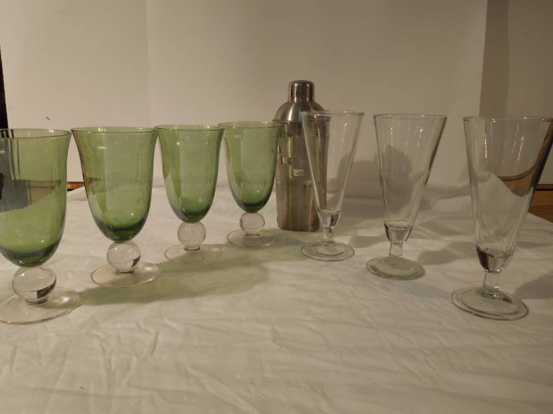 lot 198 image: Drink Mixer with Recipes, Wine Glasses and Pilsner (Beer) Glasses