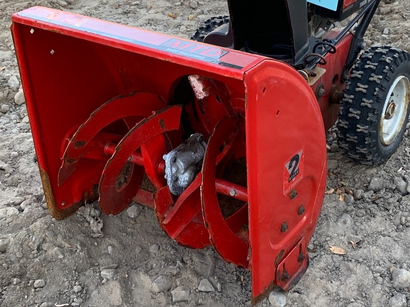 lot 4 image: MTD 522 Two-Stage Snow Blower