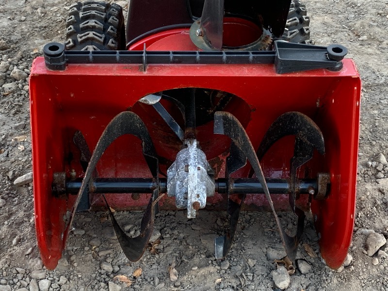 lot 7 image: Toro 522 Snow Blower