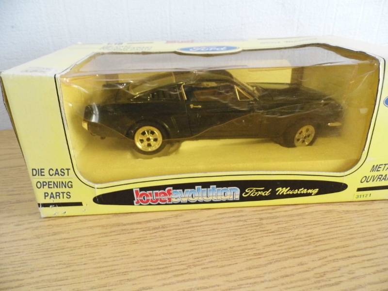 lot 10 image: Ford Mustang Die Cast